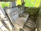 セカンドシートは中央部が可動式となっており、スライドすれば通路スペースが登場!前後の移動がとっても簡単です♪もちろん、8名乗車時も快適な座り心地のシートとなっています♪