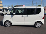乗り降りのイメージが湧く左側面。ドア面の通りやスライド有無、小キズの出やすい部分も確認◎。