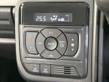 【オートエアコン】一度お好みの温度に設定すれば、車内の温度を検知し風量や温度を自動で調整。暑い&hellip;寒い&hellip;と何度もスイッチ操作をする必要はありません。快適な車内空間には必須の機能ですね♪