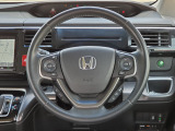 視界の良い運転席、ステアリング周りの画像です。