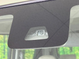 【スマートアシスト】走行中に前方の車両等を認識し、衝突しそうな時は警報とブレーキで衝突回避と被害軽減をアシスト。より安全にドライブをお楽しみいただけます。