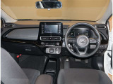 デザインもよく、居心地のよい運転席ですね。分かりやすいスイッチ類ですから操作もしやすく運転をサポートします。ぜひご来店いただき、実際にお座りいただいてステアリングを握ってみてください!