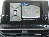 全周囲カメラで、クルマを上空から見下ろしているかのような映像を映し出します。周囲の状況がひと目でわかります!