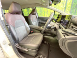 【ハーフレザーシート】高級感と座り心地を両立した人気のシート♪背面・座面のファブリック素材は、通気性の良さや滑りにくさに優れています。気温や服装に左右されず快適にお乗りいただけます。
