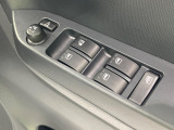 【電動格納ミラー】サイドミラーは電動格納式となっており、狭い駐車場でもキズがつくリスクを抑えられます。