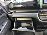 【グローブボックス】大容量のグローブボックスです!!車検証ケース他、日頃使う小物類の収納スペースもたくさんあります!