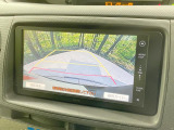 【バックカメラ】駐車時に後方がリアルタイム映像で確認できます。大型商業施設や立体駐車場での駐車時や、夜間のバック時に大活躍!運転スキルに関わらず、今や必須となった装備のひとつです!