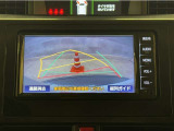 バックガイドモニター付きです。車の後方に小型カメラが付いており、バックする際の後方の様子をモニター上に表示します。