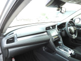 ★助手席周辺★ダッシュボードには豊富な収納BOXがありいつもすっきりとした車内!ほしい場所にちょうど良い収納を備えています。大きなフロントガラスによって見晴らしも良く快適な座り心地となっております