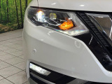 【LEDヘッドライト】悪天候や夜間走行時も良好な視界を確保し安心して運転できる高輝度LEDヘッドライトを装備!点灯速度が早く、消費電力も抑えられています。