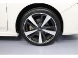 18インチアルミホイール&225/40タイヤを装備。2024年製と新しく、8分山残っていますので、納車後しばらくはタイヤ交換が不要です。