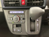 オートエアコンで快適な車内温度をキープ。