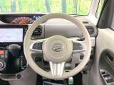 インテリアに合わせたデザインのステアリングは、運転される方のことも考え、運転しやすい形状、大きさです。是非一度、実際に触ってお確かめください。