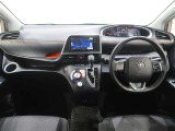 スタイリッシュなデザインのインパネ。各操作スイッチは使いやすい位置に配置されてます。