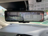車両後方のカメラ映像により、天候の悪い日でもバック駐車、合流が安心!