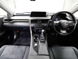 上質で落ち着いた印象のインパネ。視界も広々で運転しやすいです。