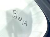 【ブラインドスポットモニター】走行中、ドアミラーの死角になりやすい箇所に後続車が接近するとサイドミラーのレンズに警告を表示!ドライバーに注意喚起をしてくれます。