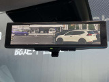 夜間や天候、荷物の積載や人の乗車で見ずらい後方の視界がクリアになるスマートルームミラー