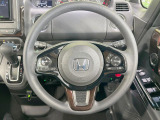 インテリアに合わせたデザインのステアリングは、運転される方のことも考え、運転しやすい形状、大きさです。是非一度、実際に触ってお確かめください。