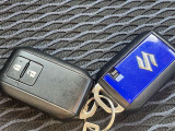 スマートエントリーキーシステムです。鍵を持っていればドアロック、解除、エンジン始動も楽チンです。イチイチ鍵を出す手間も無くなりますよ。悪天候時にも重宝しますね