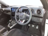 高いホールド性で運転姿勢が安定します。長距離ドライブでも疲れにくいのが魅力です。快適なドライビングライフをお送りください♪