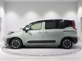 リヤのスライドドアは左右ともに電動で開閉させることができます。リモコンキー・運転席にあるスイッチでも開閉をコントロールできます。ボデーカラーはアーバンカーキ(6X3)です。