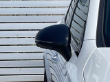 【LED内蔵ウィンカー】LEDとクロームの先進的なコントラストのミラーデザインに加え、後退時助手席側のミラーが自動で下方を向くリバースポジション機能も備えており実用性も兼ね備えています。
