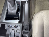 【サイドブレーキ】駐車中に車両の動きを防ぐために使用されます。
