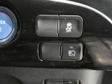 オートマチックハイビーム装備です。先行車や対向車のライトを認識し、ハイビームとロービームを自動で切り替える機能です。夜道の視界を確保します。詳細は販売店スタッフまでおたずねください。