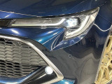 【LEDヘッドライト】悪天候や夜間走行時も良好な視界を確保し安心して運転できる高輝度LEDヘッドライトを装備!点灯速度が早く、消費電力も抑えられています。