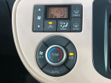 【オートエアコン】一度お好みの温度に設定すれば、車内の温度を検知し風量や温度を自動で調整。暑い&hellip;寒い&hellip;と何度もスイッチ操作をする必要はありません。快適な車内空間には必須の機能ですね♪
