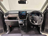 上質で美しいデザインの運転席空間。UVカット機能の付いたフロントガラスは、面積や位置取りが良く、前方・右前・左前方向の視認性がいいですよ!