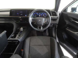 革巻きステアリングで快適な操作性の運転席です。