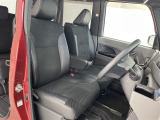 【運転席】座り心地が良いシートなので長時間の運転でも快適にお過ごしいただけます。新品のフロアマットのご注文も可能です。掲載箇所以外にご希望の写真がございましたらお気軽にお問い合わせ下さい。