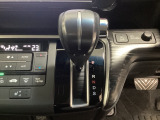 CVT車のセレクトレバーです。低速から高速まで、変速ショックのないスムーズな走りを実現するとともに、エンジン効率のよい領域を維持することで燃費にも貢献します。