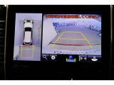 前後左右のカメラの映像を合成し、車を上から見たような視点のパノラミックビューモニター。後方の死角だけでなく左右や前方の障害物の発見もしやすくなります。