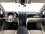 前車追従機能、レーンキープアシスト、ヘッドアップディスプレイも備わり、多数のオプションを備えております。