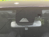 【トヨタセーフティセンス】走行中に前方の車両等を認識し、衝突しそうな時は警報とブレーキで衝突回避と被害軽減をアシスト。より安全にドライブをお楽しみいただけます。