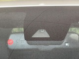 【トヨタセーフティセンス】走行中に前方の車両等を認識し、衝突しそうな時は警報とブレーキで衝突回避と被害軽減をアシスト。より安全にドライブをお楽しみいただけます。