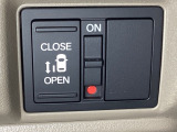 左側電動スライドドアは運転席からでも操作ができるように、ハンドル付近に開閉の操作スイッチが付いています。