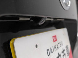 このお車はバックカメラが付いています。ナビをつければ連動できます。バックの操作が楽になります。