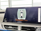【PVM】映像を合成して、車を真上から見下ろしたような映像をナビゲーション画面に表示する機能です。運転席からでは見にくい車の周囲の状況を把握し、駐車や狭い道での走行などを安全に行えます。