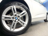 ●純正17インチアルミホイール:輸入車ならではの卓越した走りを支えるホイールと足回りです!日本車の走りに慣れている方にもぜひ体感して頂きたいほど、高いレベルでまとまっています!