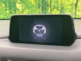 【8インチマツダコネクト】車内の雰囲気にマッチした大型のディスプレイ。スマホ接続でのナビ使用やBluetooth再生等、様々な機能が楽しめます。直感的なダイヤル操作が可能で、使い勝手も良好です。