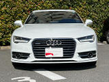 Audiデザインの特徴であるシングルフレームグリルが存在感を主張します。
