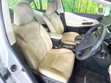 運転席シート廻りは使用感も少なく、良好な状態となっています。前オーナー様が丁寧に使っていたことがよくわかりますね。