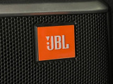 【JBLサウンドシステム】メーカーオプションの高品位サウンドシステムを搭載。専用のチューニングが施された大小様々なスピーカーから良質なサウンドが奏でられ、臨場感あふれる音響空間を演出します。