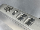 【電動格納ミラー】サイドミラーは電動格納式となっており、狭い駐車場でもキズがつくリスクを抑えられます。