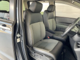 肘掛けとシートヒーター装備のフロントシートで長時間でも快適ドライブ!