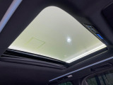 【パノラマルーフ】大型のガラスルーフ搭載で車内の解放感が一気にアップ!開放的なドライブをお楽しみいただけます。